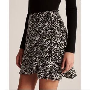 Abercrombie & Fitch Wrap Skirt Black & White Printed